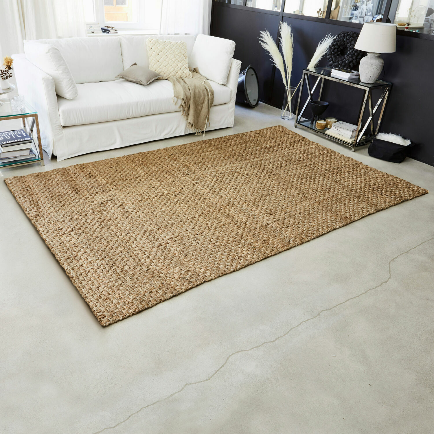 Vloerkleed Daoukro Groot beige vloerkleed van natuurlijke jute op lichte vloer in moderne woonkamer