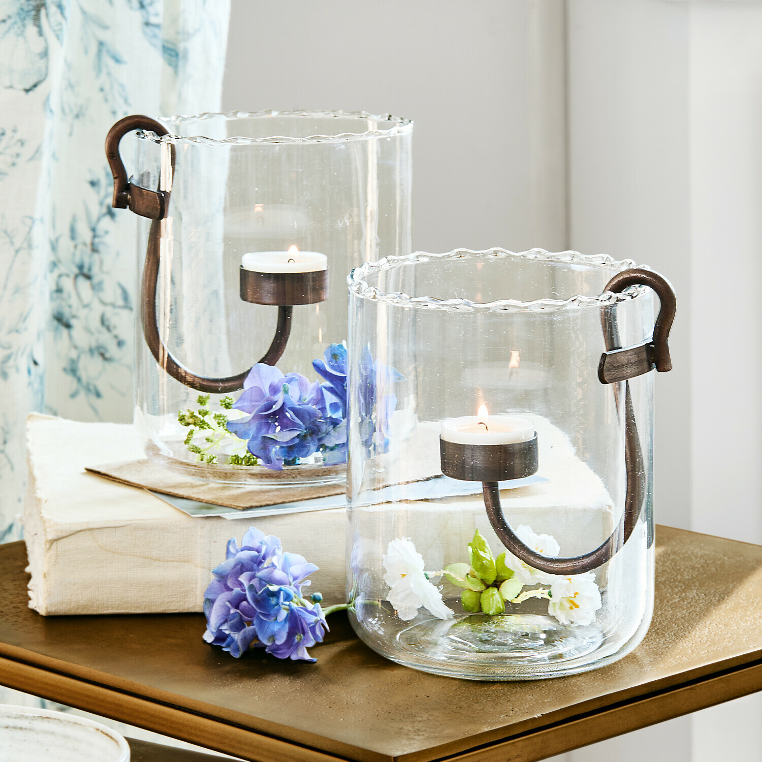 Lot de 2 photophores Lynn Bougeoirs en verre avec poignées en métal et fleurs, décoration élégante pour table intérieure