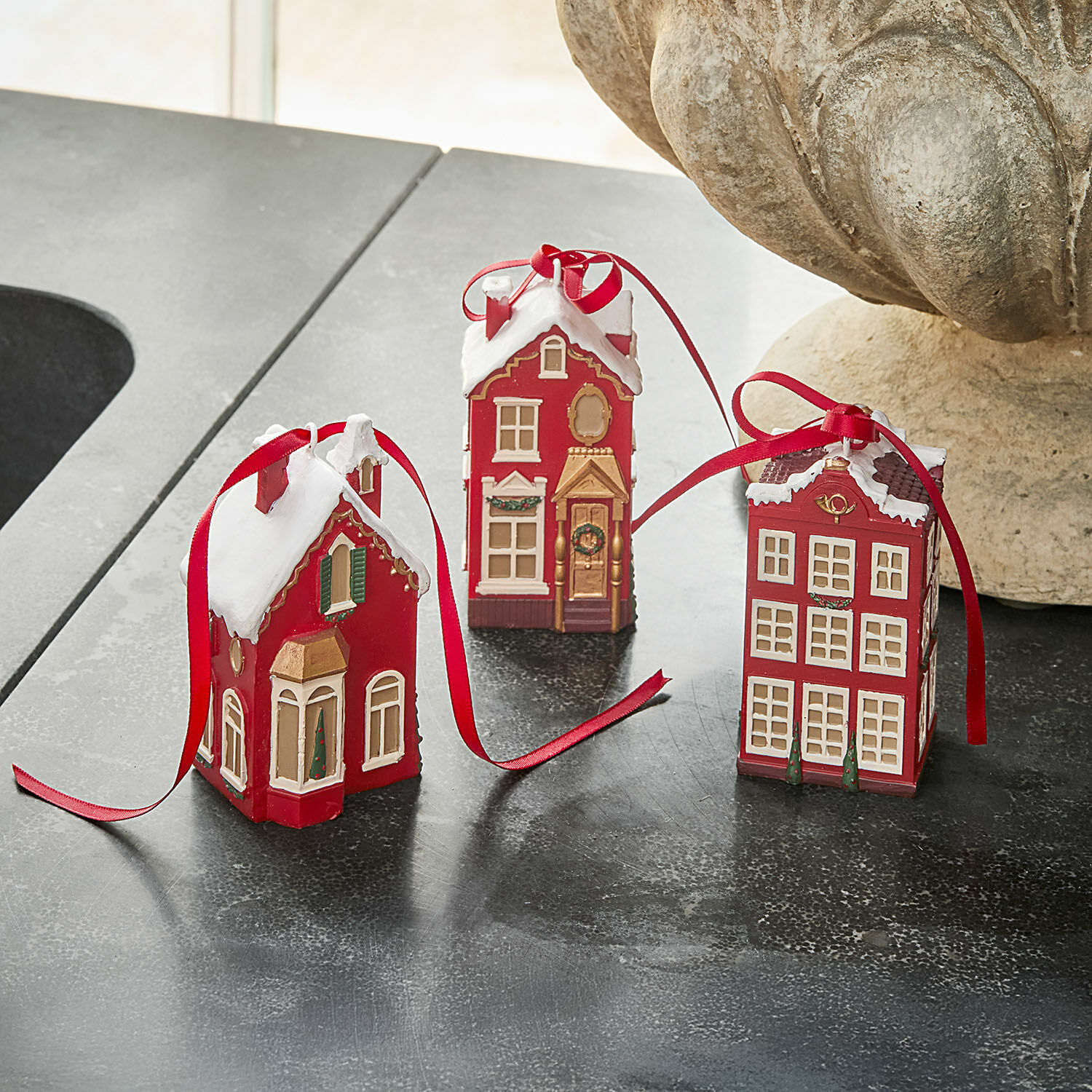 Lot de 3 décorations à suspendre Aravyn Trois décorations de maison rouges avec toit blanc et ruban rouge pour décoration de Noël festive