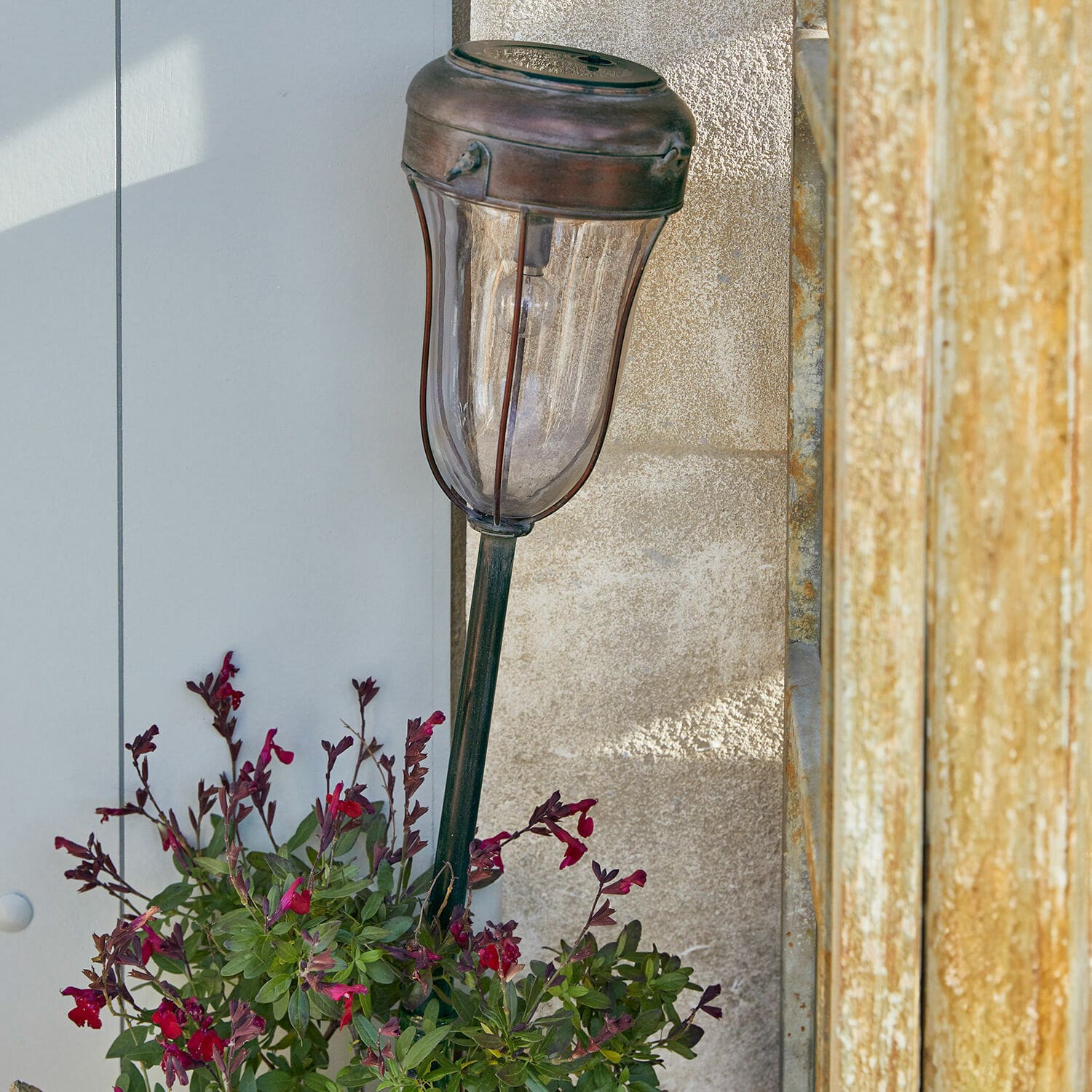 Lantaarn op zonne-energie Wynyard Decoratieve tuinlamp van messing in koperen kleur met doorzichtige kap en rode bloemen