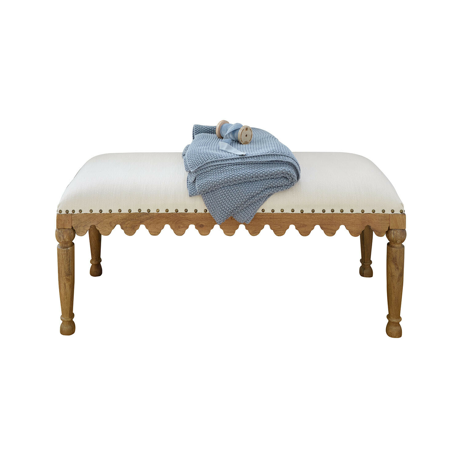 Banquette Marais Légère Banc rembourré en tissu clair avec cadre en bois, couverture tricotée bleue posée dessus