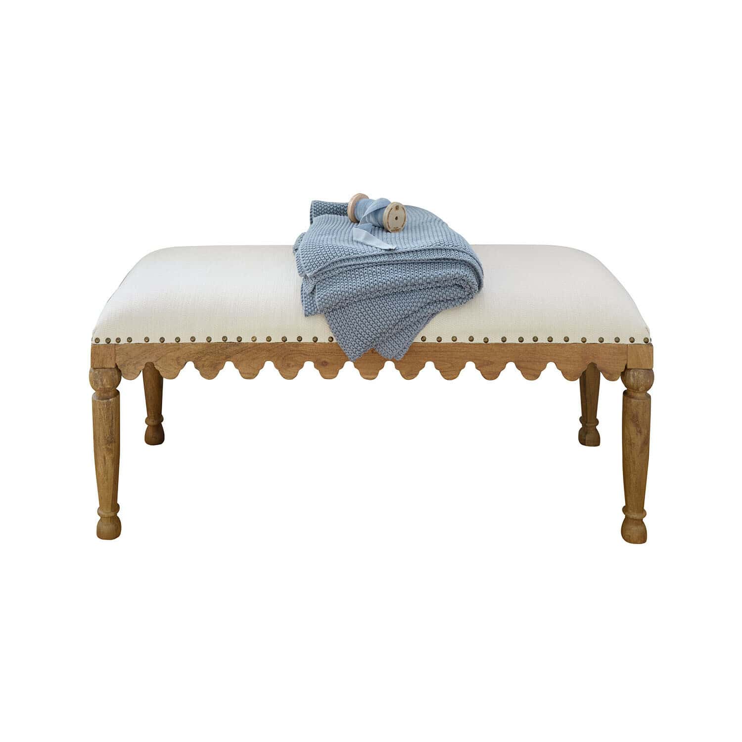 Banquette Marais Légère Banc rembourré en tissu clair avec cadre en bois, couverture tricotée bleue posée dessus