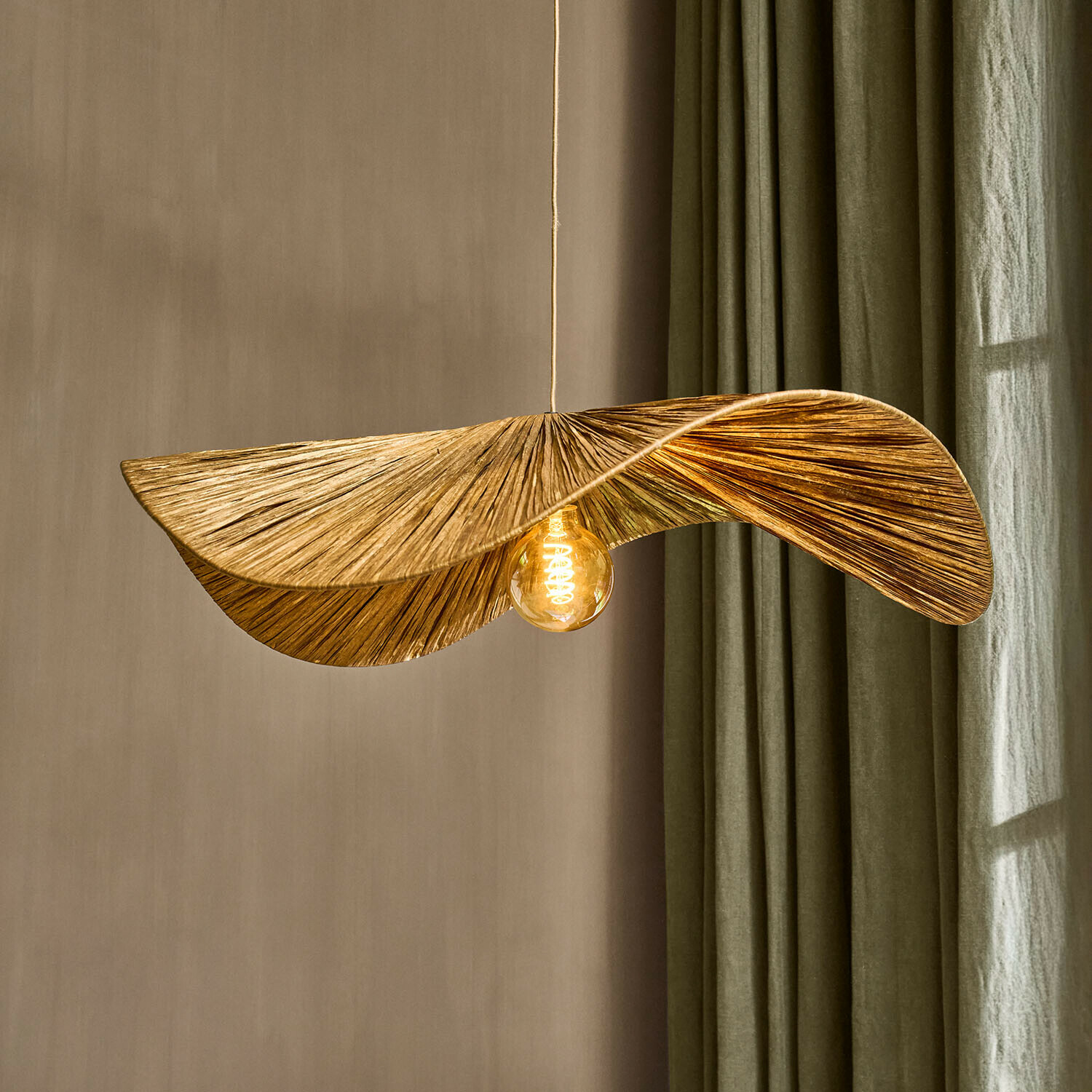 Suspension Calouris Suspension dorée en forme de feuille en matériau texturé, lampe décorative pour salon moderne