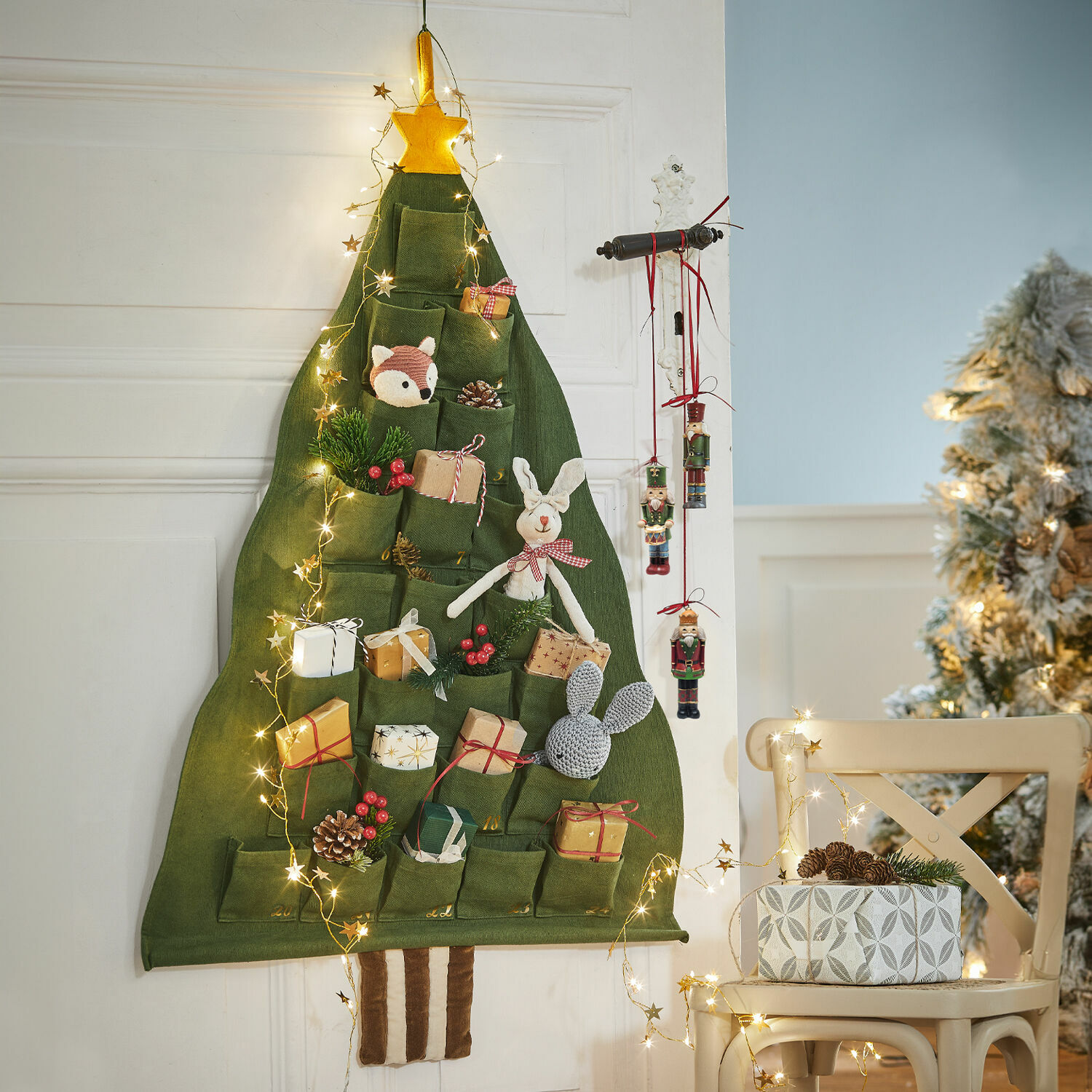 Adventskalender Talira Groene stoffen adventskalender in kerstboomvorm met zakjes en kerstdecoraties