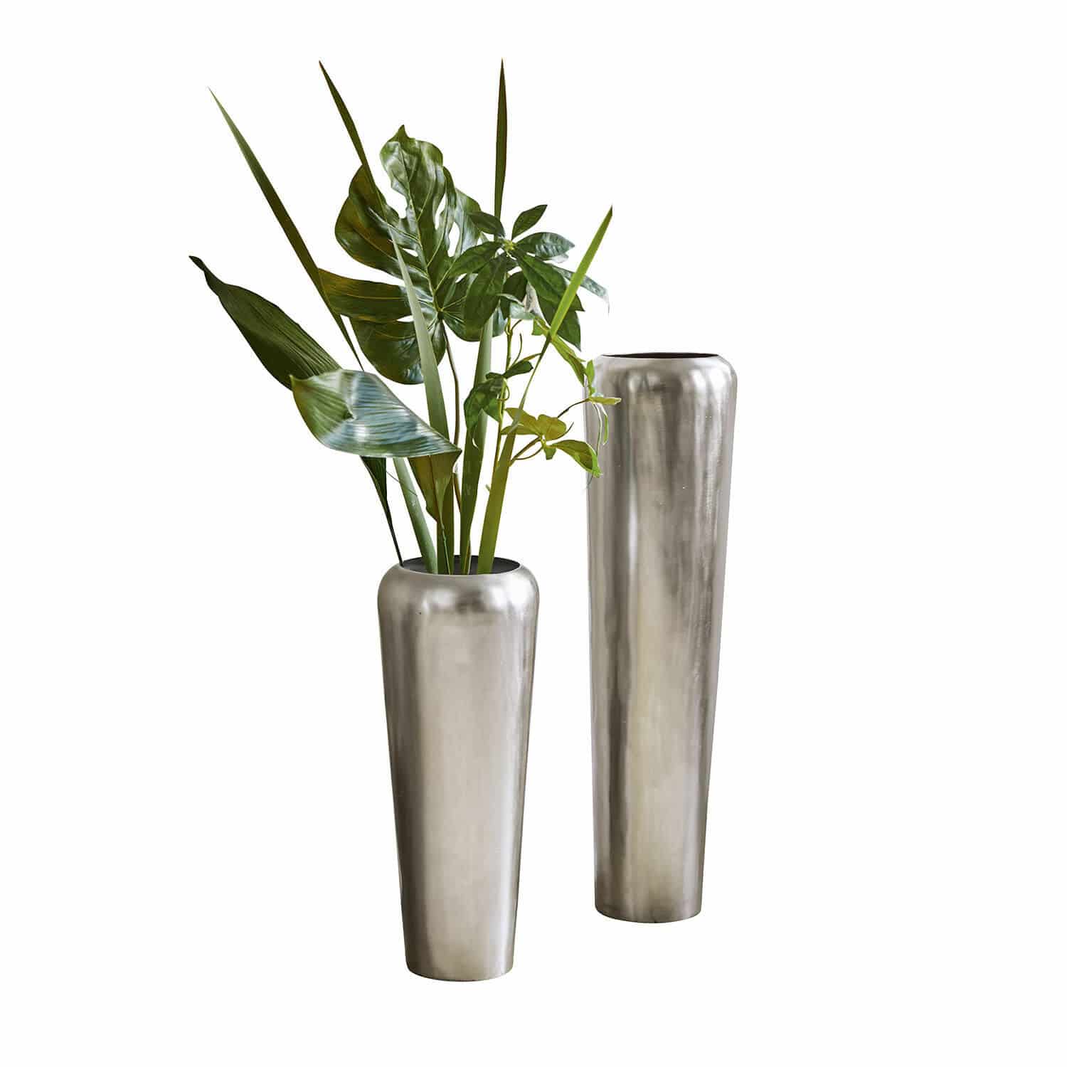 Vloervaas set van 2 Carolan Twee hoge zilverkleurige metalen vazen met groene bladeren voor moderne interieurdecoratie