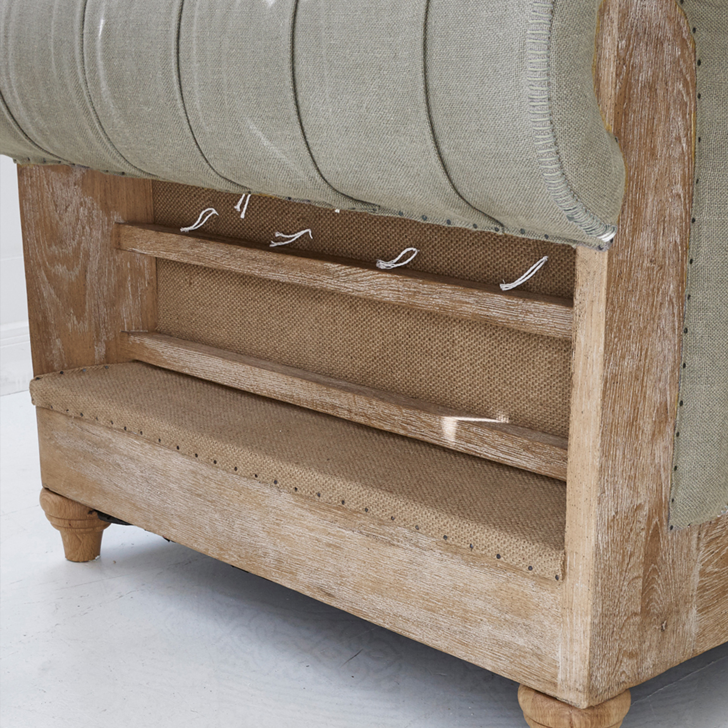 Bank van licht hout en beige stof met zichtbare constructie en meubelafwerking
