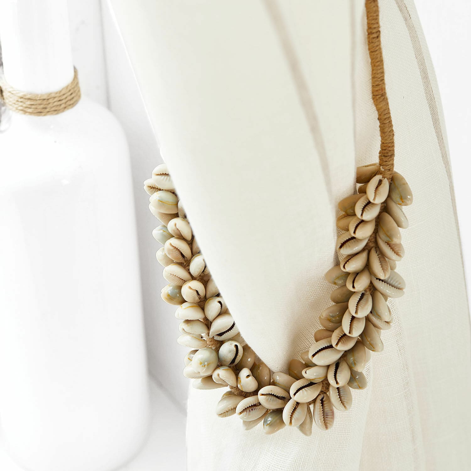 Embrasse de rideau Alix Couronne décorative en coquillages naturels beige sur tissu en lin léger