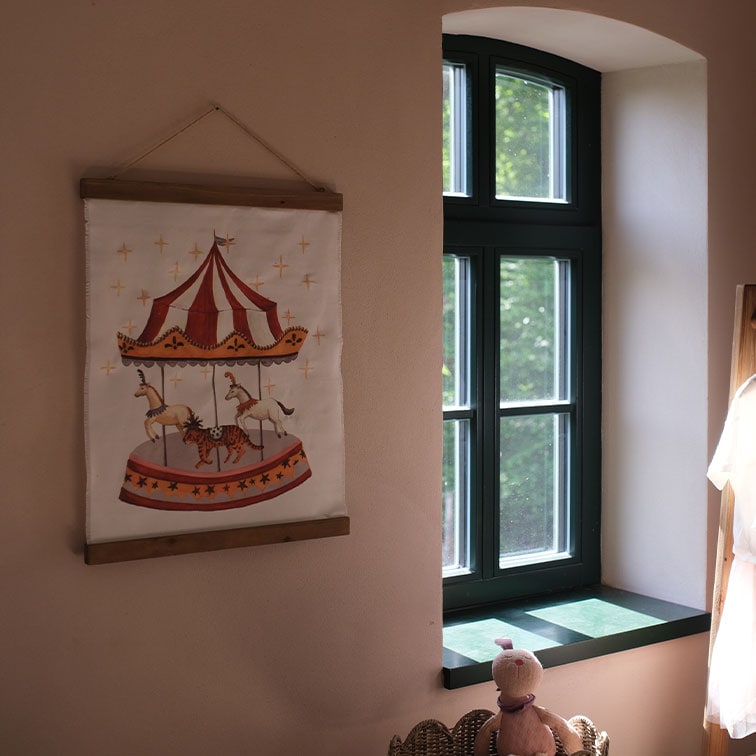 Tableau décoratif en tissu avec carrousel et animaux dans une chambre d'enfant lumineuse