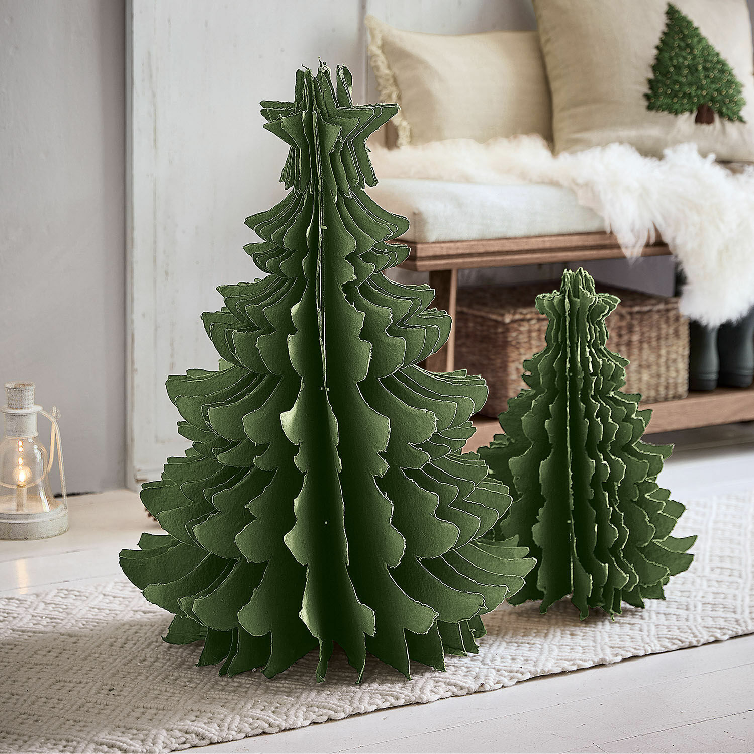 Lot de 2 arbres décoratifs Amuré Sapins décoratifs verts en feutre sur tapis dans un intérieur clair, décoration de Noël maison