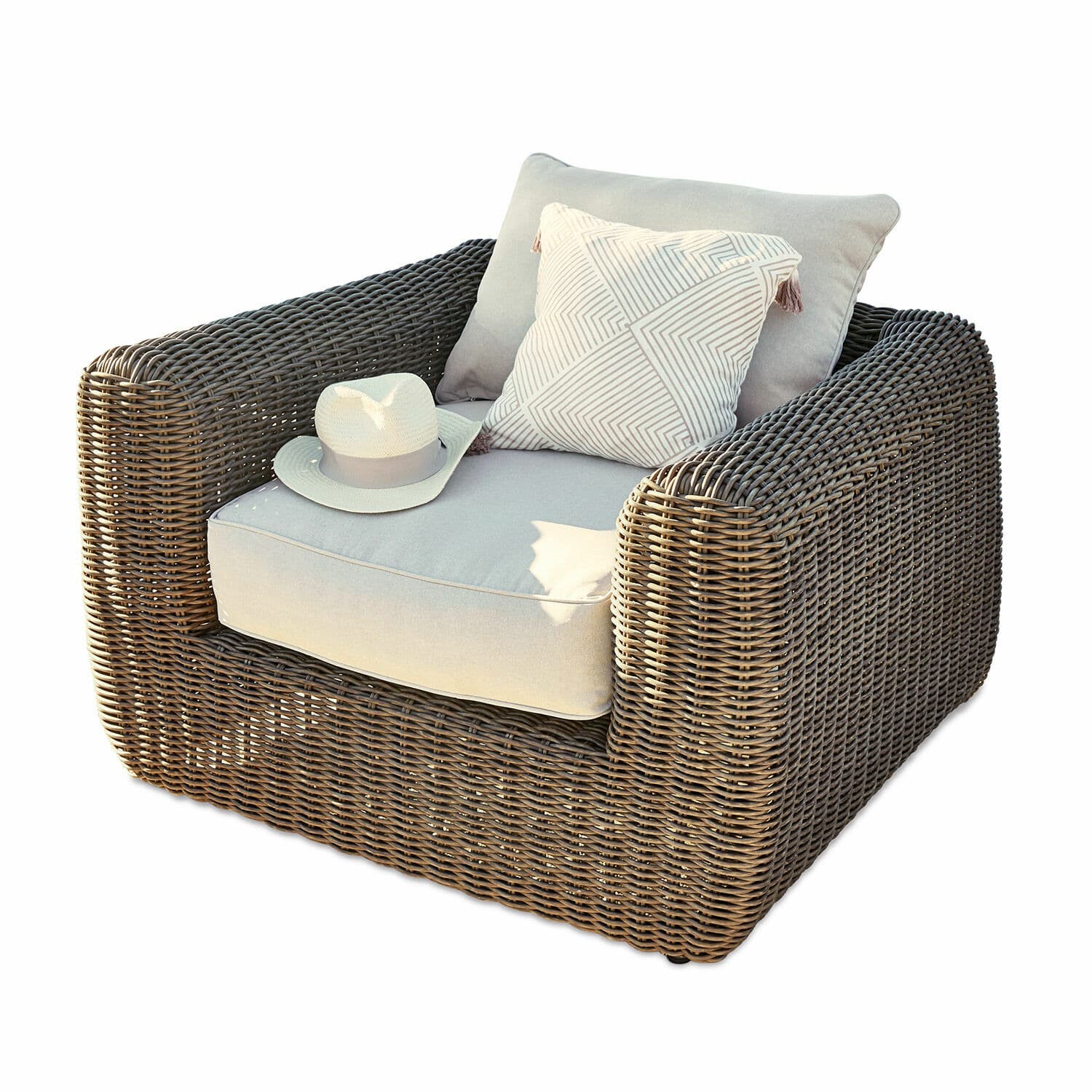 Fauteuil Bogdanne Fauteuil van bruin rattan met lichtgrijze kussens en decoratief kussen met geometrisch patroon
