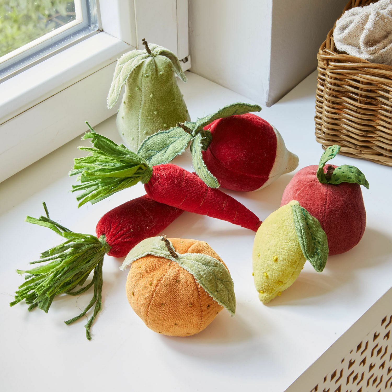 Fruits et légumes en tissu, 7 pièces Mivola Ensemble de fruits et légumes en tissu coloré sur un rebord de fenêtre blanc, décoration textile ludique