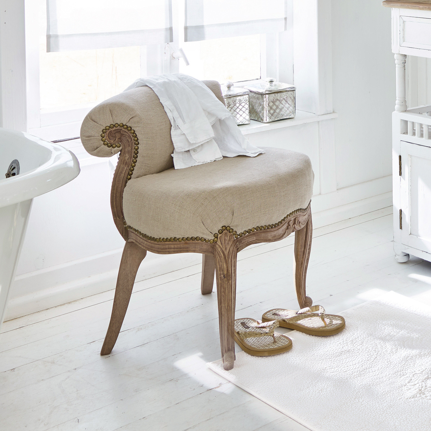 Stoel Rivel Beige gestoffeerde stoel met gesneden houten frame in lichte badkamer