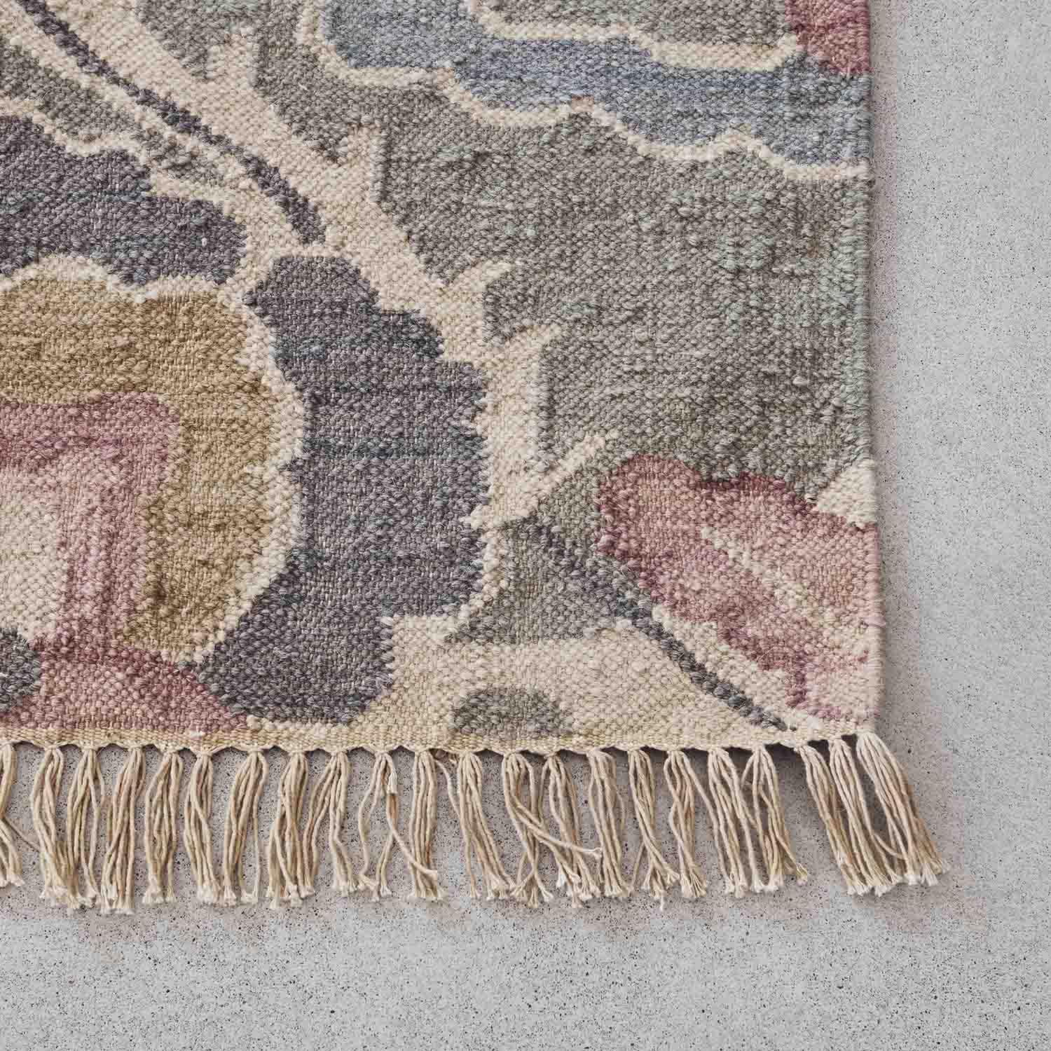 Vloerkleed met franjes in pastelroze, grijs en beige, zacht materiaal met decoratief bloemmotief