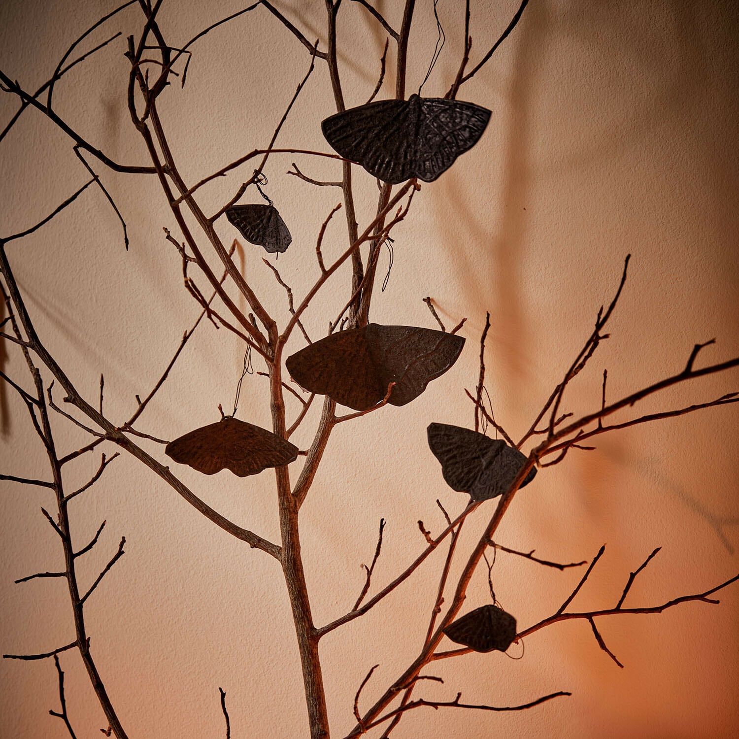 Hanger set van 6 Orlenaith Zwarte metalen vlinders als decoratie aan droge takken voor binnenruimtes