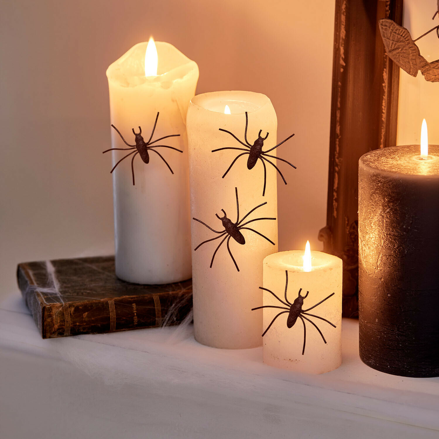 Lot de 4 pin’s décoratifs Gwynetha Bougies blanches décorées d'araignées noires pour Halloween, ambiance chaleureuse et festive