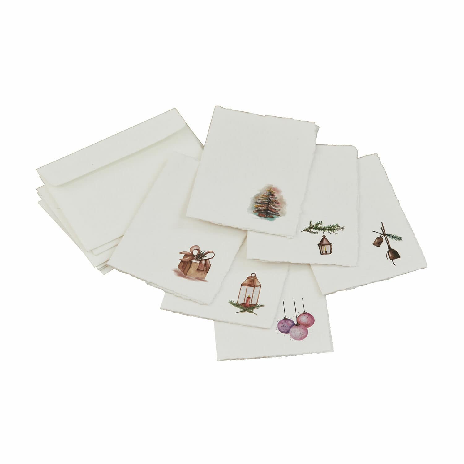 Set witte kaarten met enveloppen en kerstmotieven op papier met rafelige randen