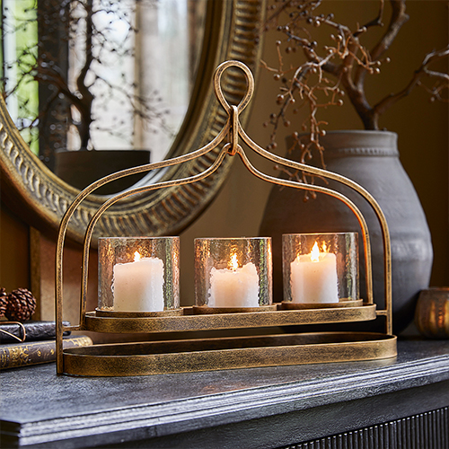 Bougeoir en métal doré avec trois verres pour bougies blanches, décoration élégante pour intérieur