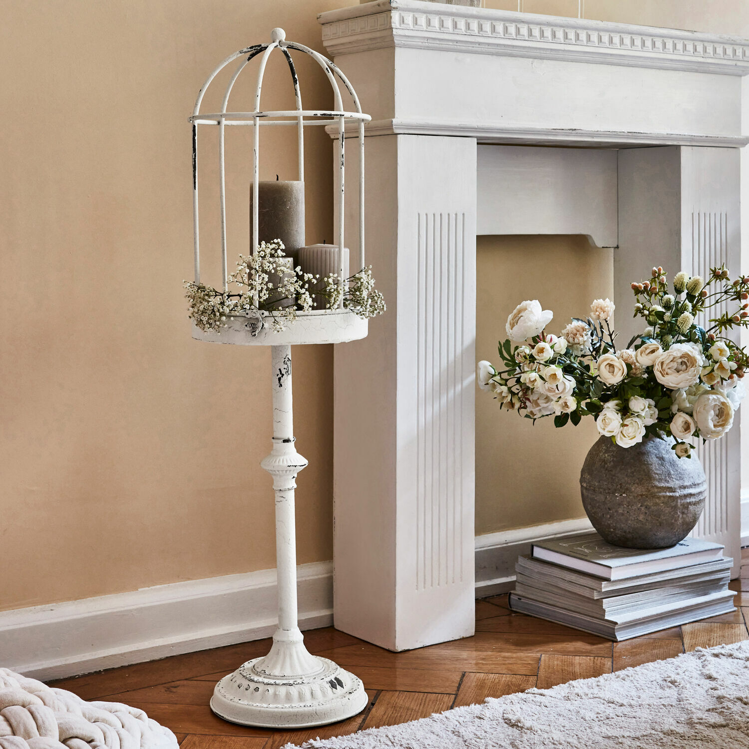 Volière Meera Witte metalen staande kandelaar met decoratieve kooi en grijze kaarsen in vintage stijl