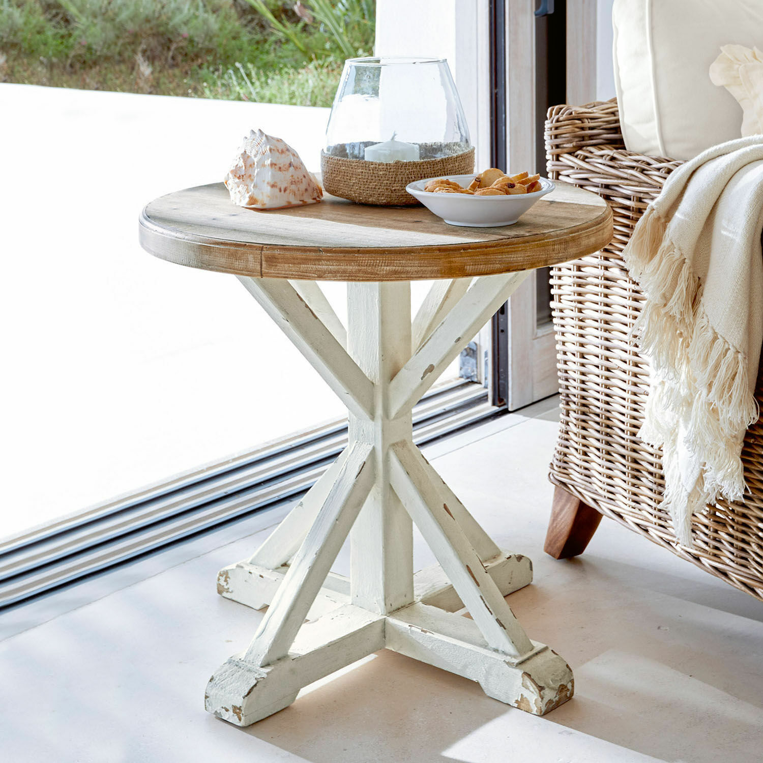 Table d’appoint Frapelle Table ronde en bois avec base blanche vieillie et plateau naturel dans un style rustique
