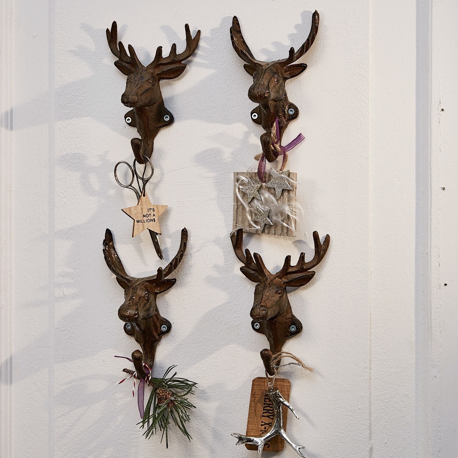 Lot de 4 patères Deer Quatre crochets muraux décoratifs en forme de têtes de cerfs en métal rouillé avec décorations de Noël