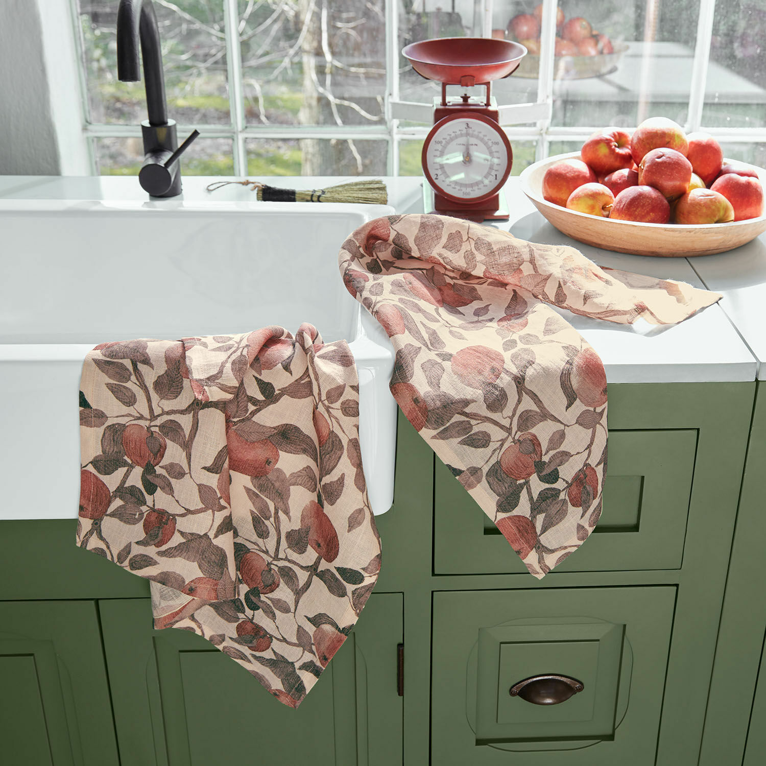 Lot de 2 torchons Zaveline Torchons en lin à motif pommes sur meuble vert près de l'évier, décoration cuisine rustique
