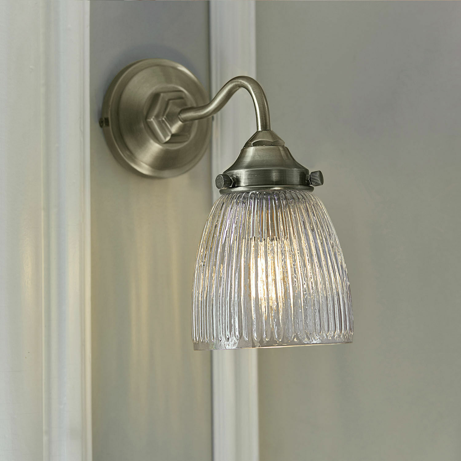 Wandlamp Tanaelva Wandlamp van metaal met geribbeld glazen kap in zilver voor stijlvolle binnenverlichting