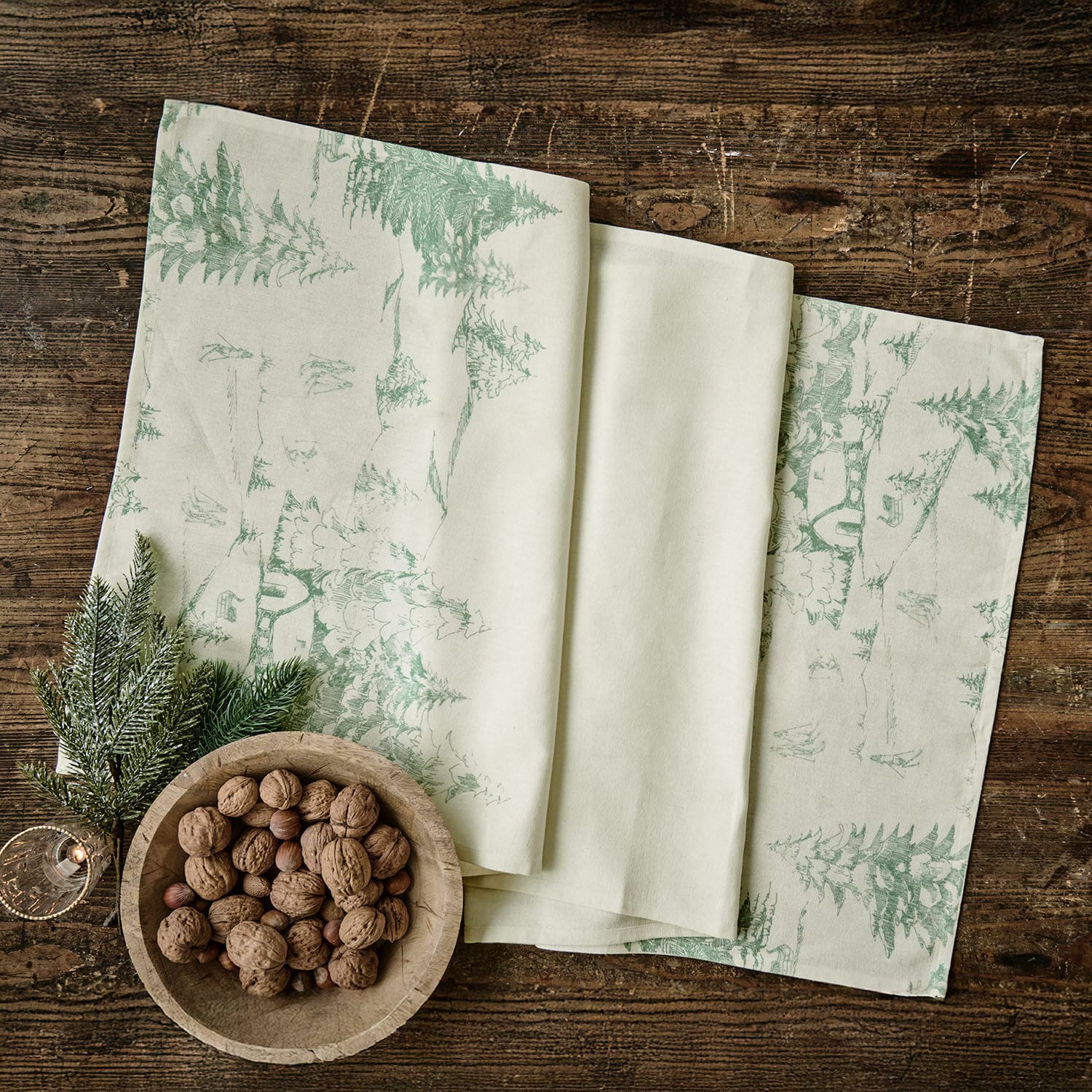 Chemin de table Norathia Nappes en lin crème avec imprimé vert d'arbres, décoration de table rustique naturelle