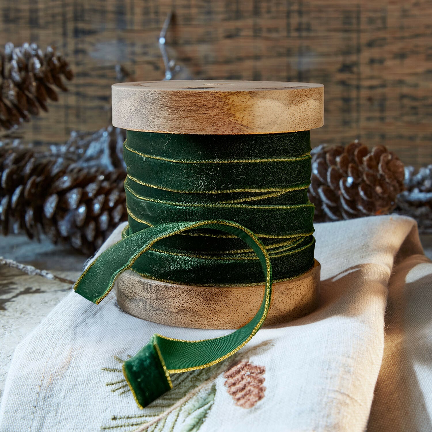 Ruban de velours Sorima Ruban en velours vert avec bord doré enroulé sur une bobine en bois, décoration festive