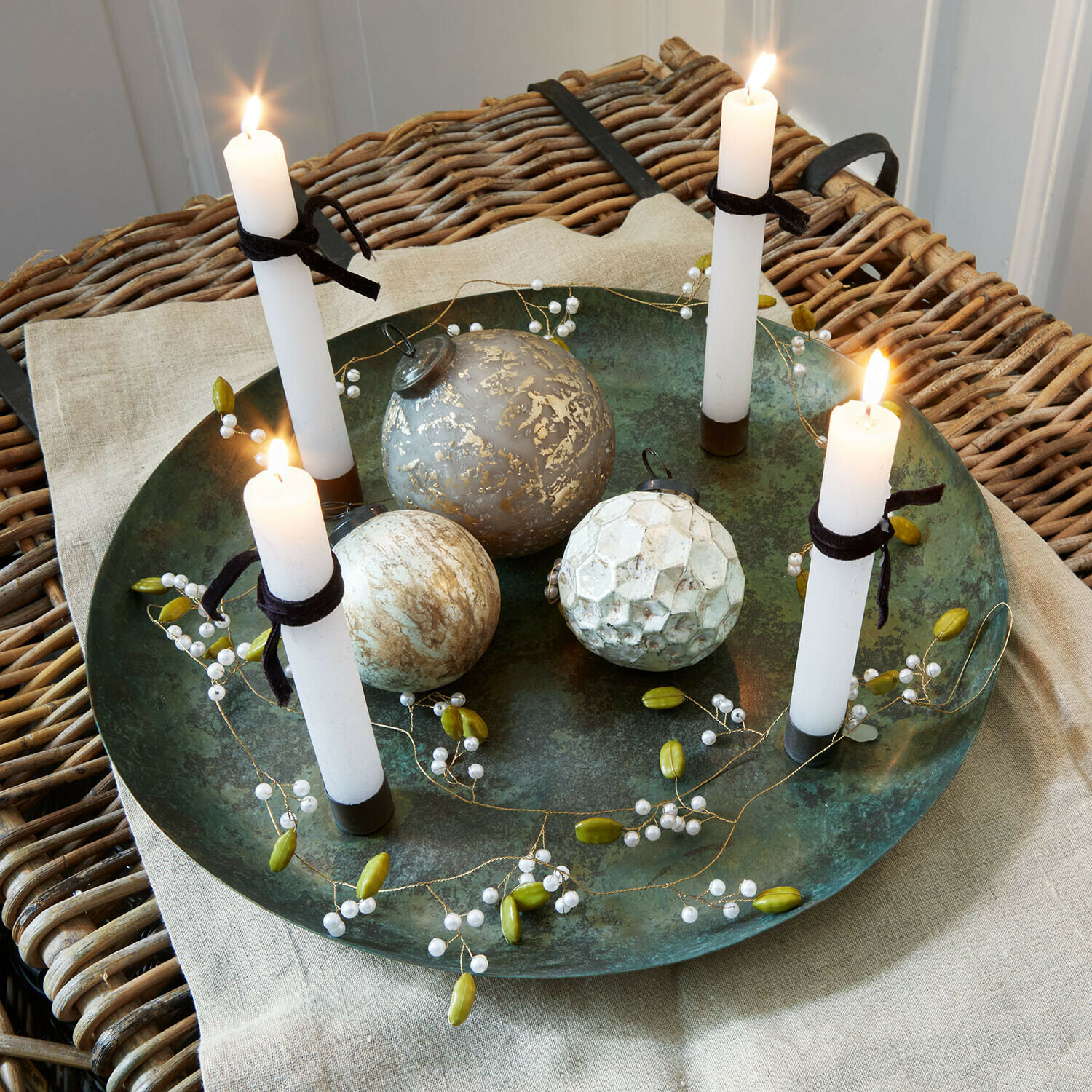 Kaarsenplateau Valenzas Groene metalen schaal met vier witte kaarsen en decoratieve ballen in grijs- en wit tinten voor interieurdecoratie