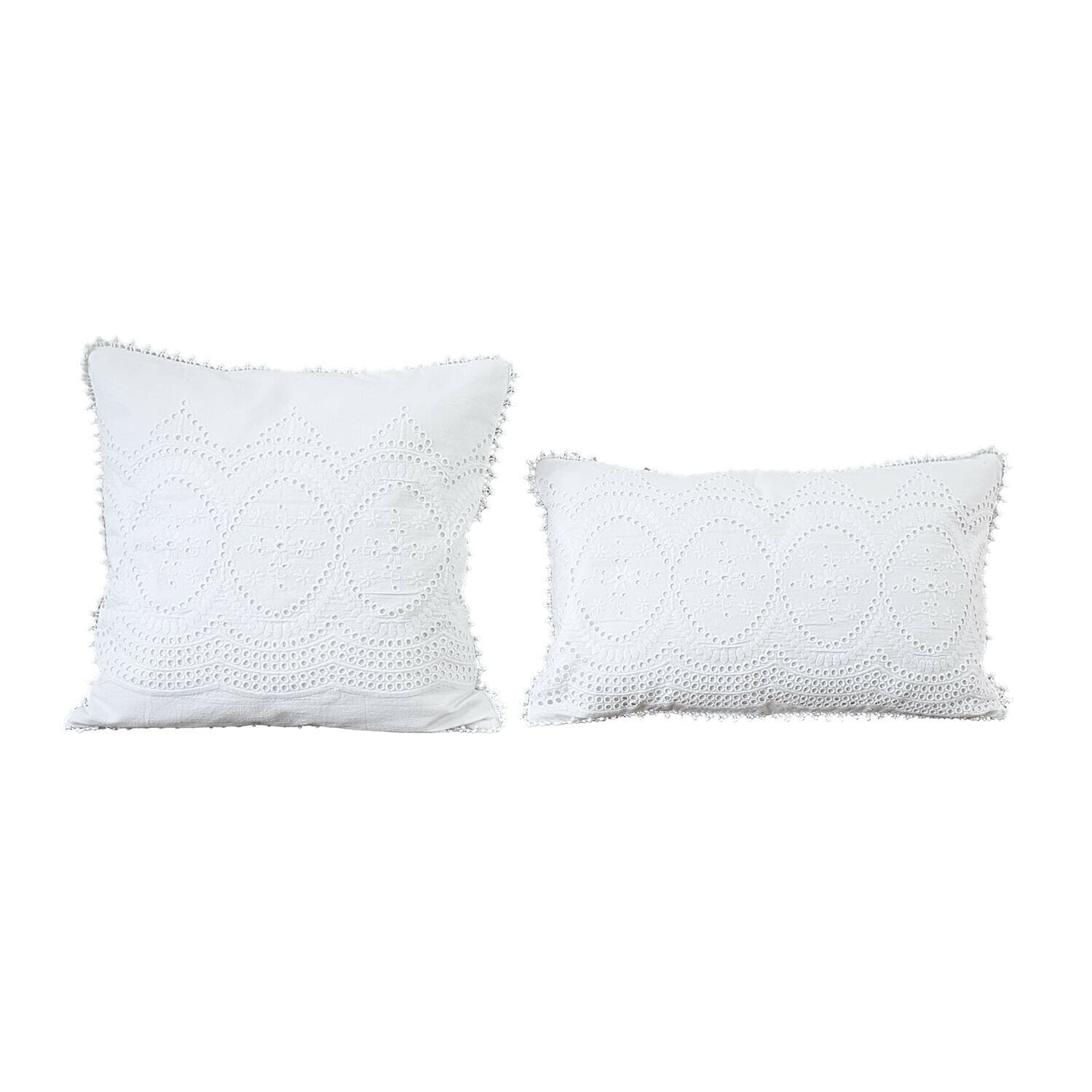 Set van twee witte kussens met geborduurd patroon en decoratieve franjes, stijlvolle woontextiel
