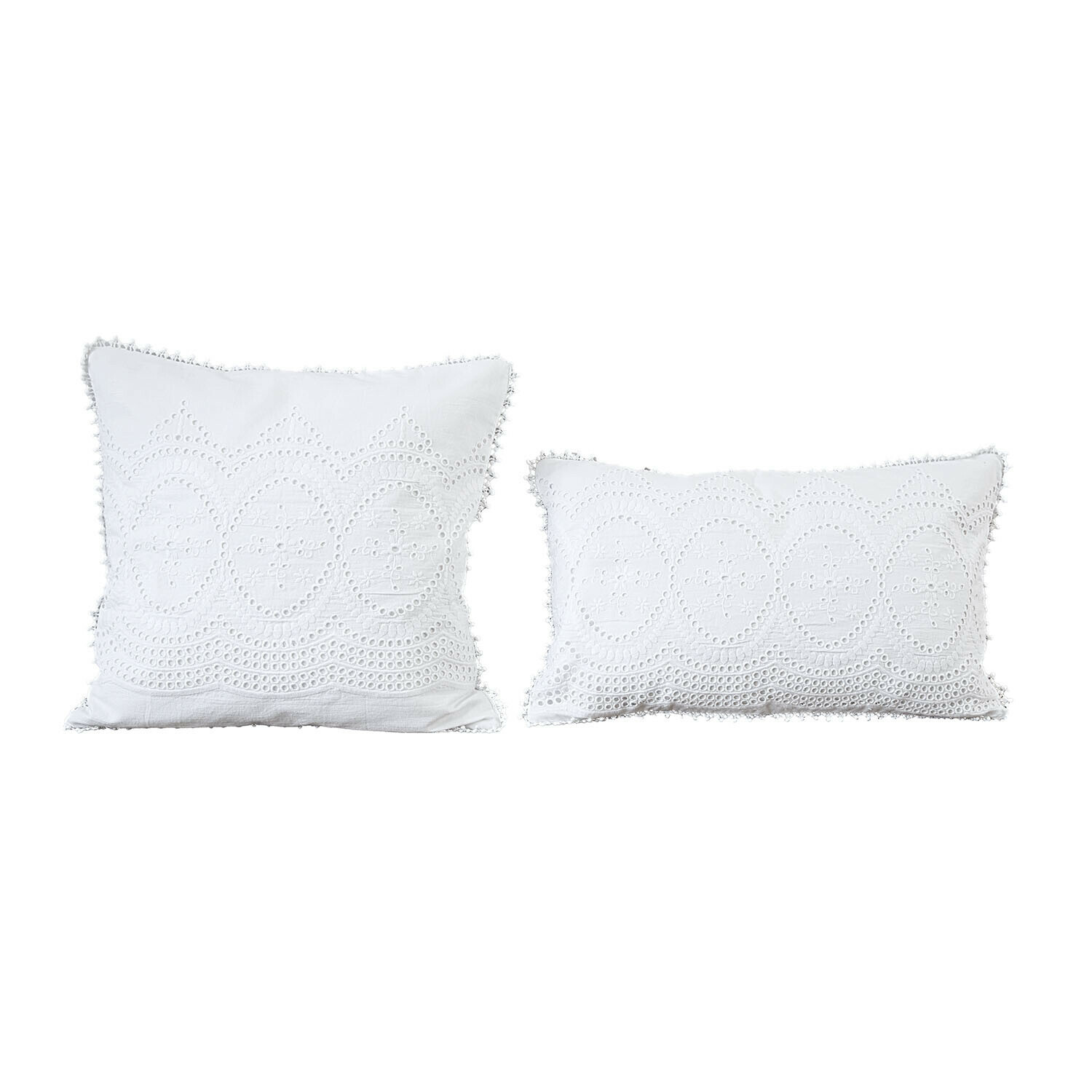 Lot de 2 housses de coussins Olyane Ensemble de deux coussins blancs avec broderie et franges décoratives, textiles d'ameublement élégants
