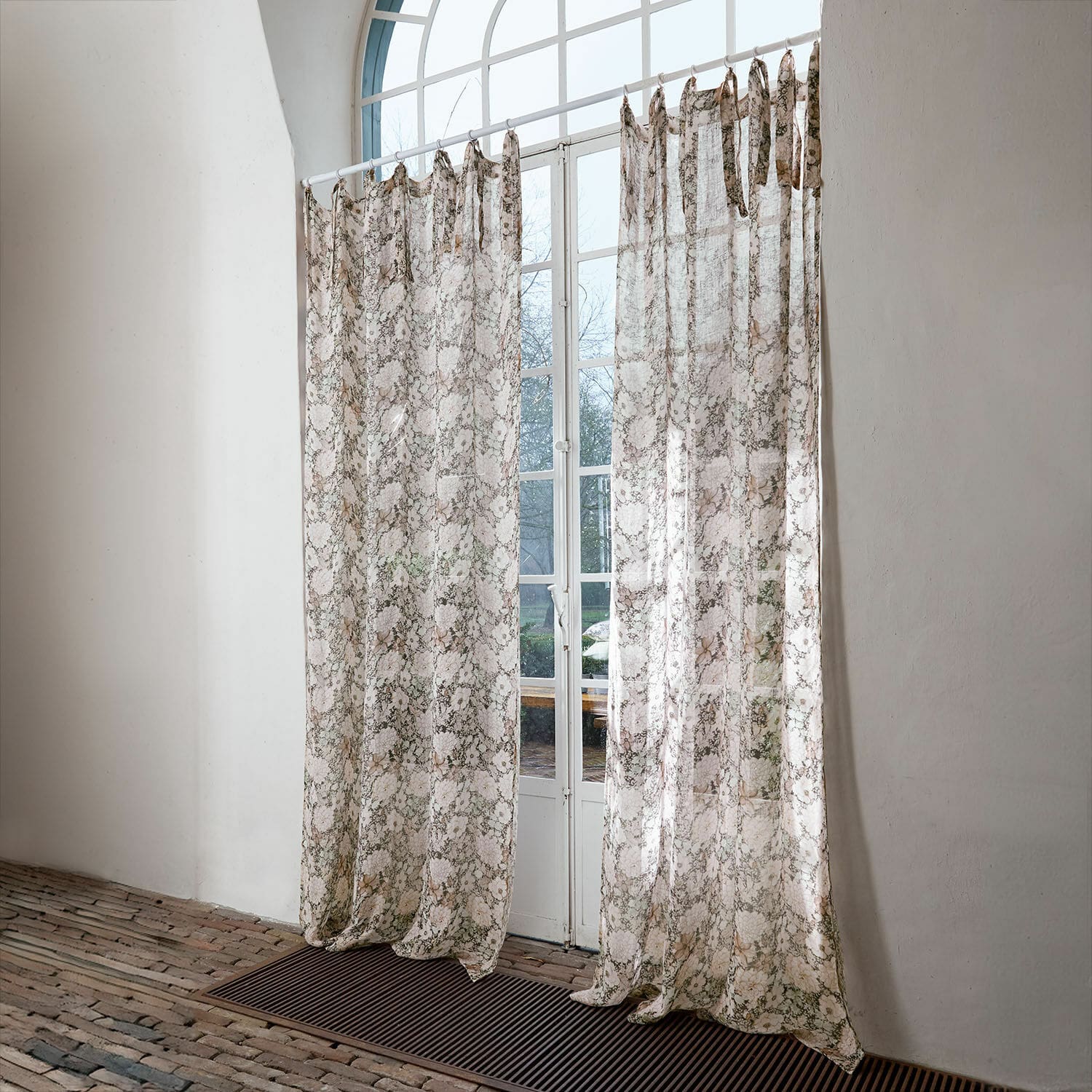 Rideau Cappellina Rideaux transparents à motif délicat beige et marron clair sur fond blanc lumineux