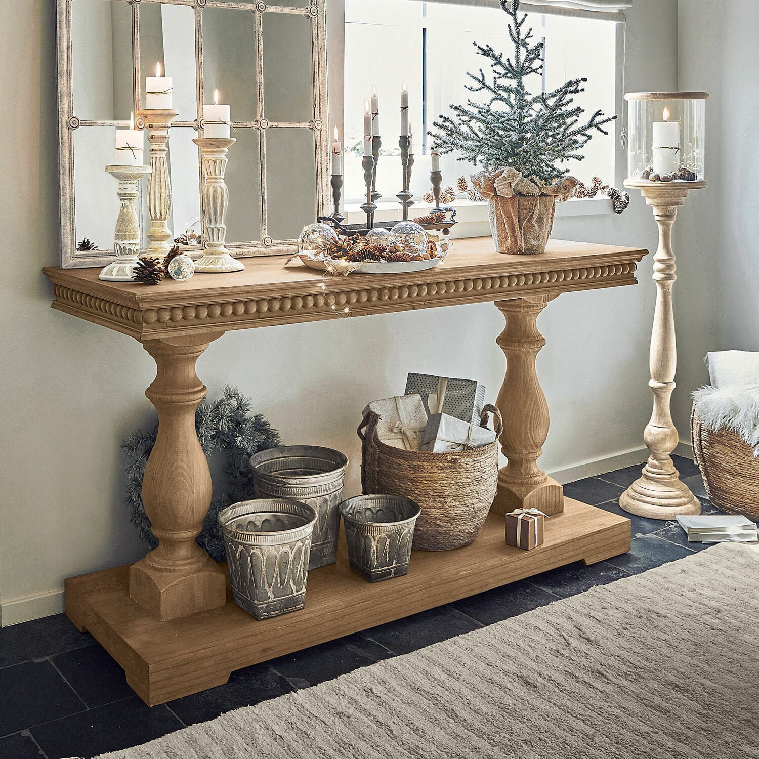 Sidetable Angol Houten sidetable met decoratieve kandelaars en kerstdecoratie in lichte kamer