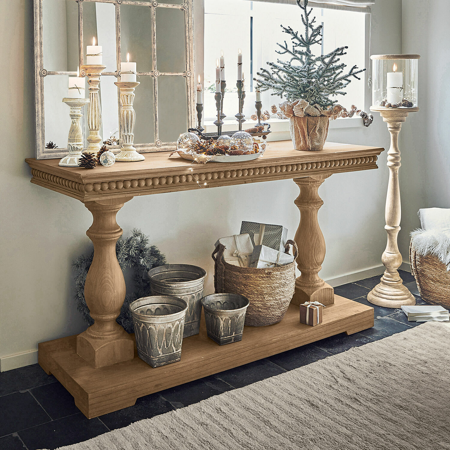 Sidetable Angol Houten sidetable met decoratieve kandelaars en kerstdecoratie in lichte kamer