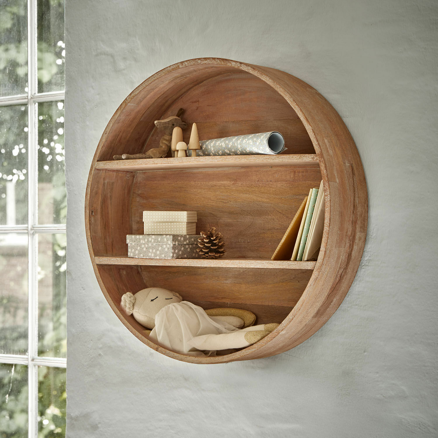 Wandplank Castolino Ronde houten wandplank van natuurlijk hout met decoraties en pop in lichte kamer