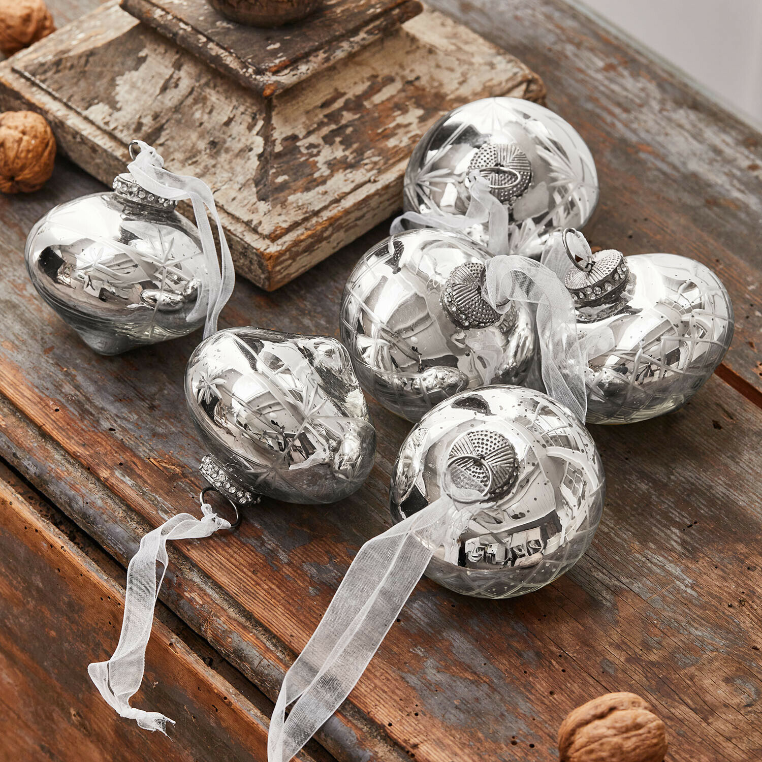 Kerstversiering set van 6 Cheshire Zilveren glazen kerstballen met wit lint op houten tafel, feestelijke kerstdecoratie
