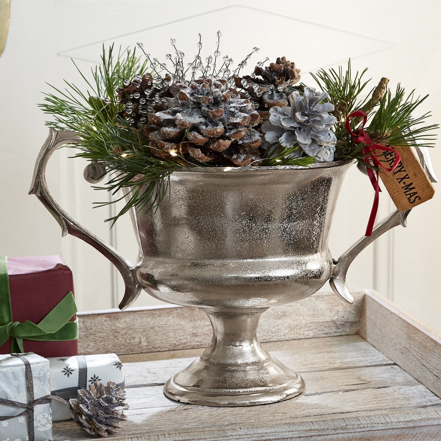 Bokaal Espère Zilveren metalen decoratieve schaal met dennenappels en groene takken voor kerstdecoratie