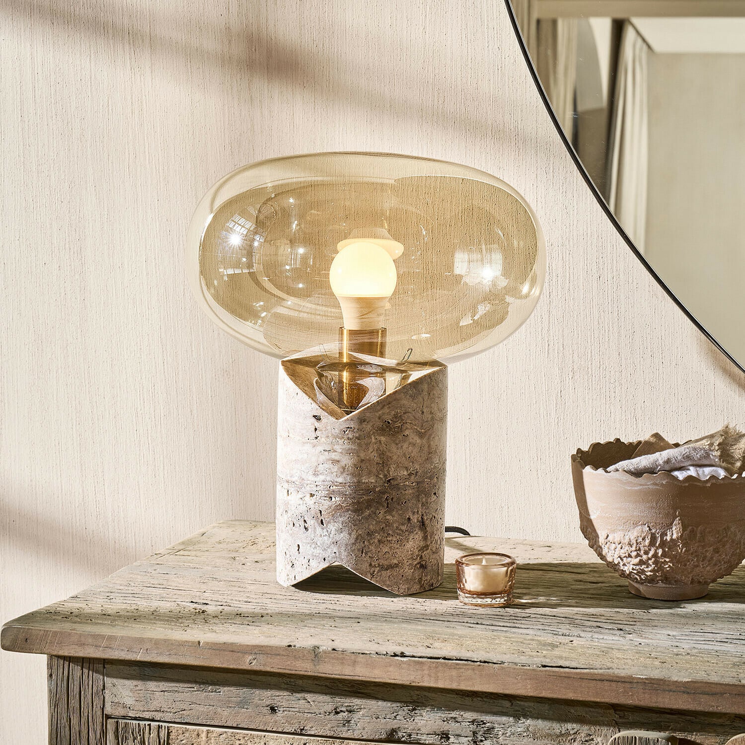 Lampe à poser Tarellas Lampe de table en marbre et verre beige, design moderne pour salon élégant