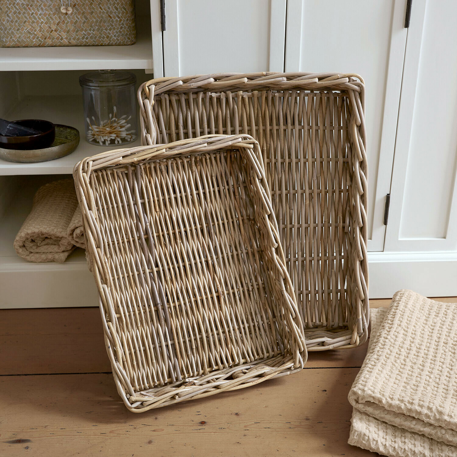 Dienblad set van 2 Elvendia Twee rechthoekige manden van natuurlijk rotan op houten vloer in lichte kamer