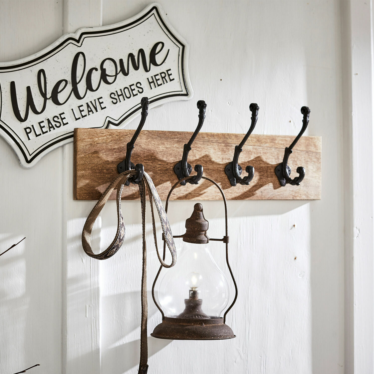 Hakenrek Taylors Island Houten wandkapstok met vier metalen haken en een vintage hanglamp