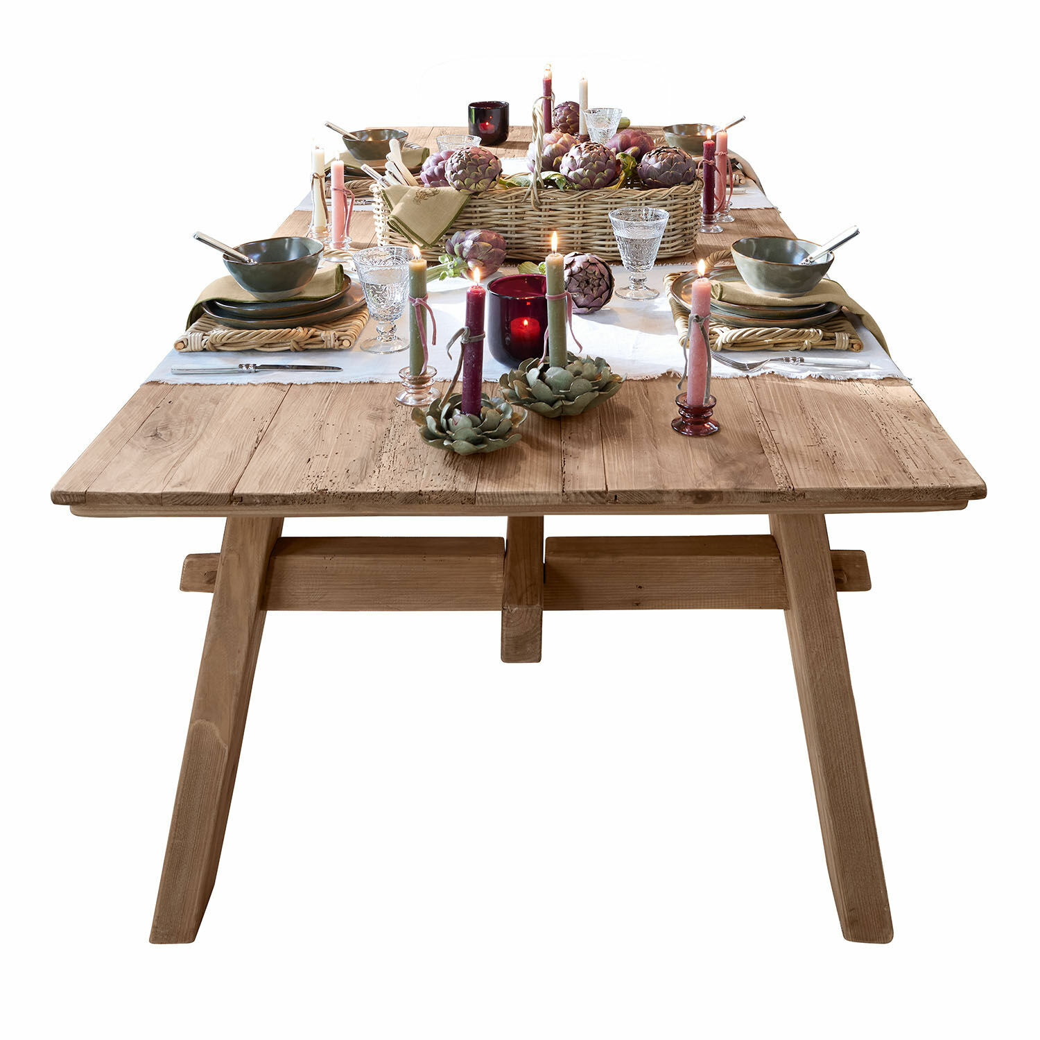 Table Wilevor Table à manger en bois naturel avec finition rustique, décorée de bougies et vaisselle élégante
