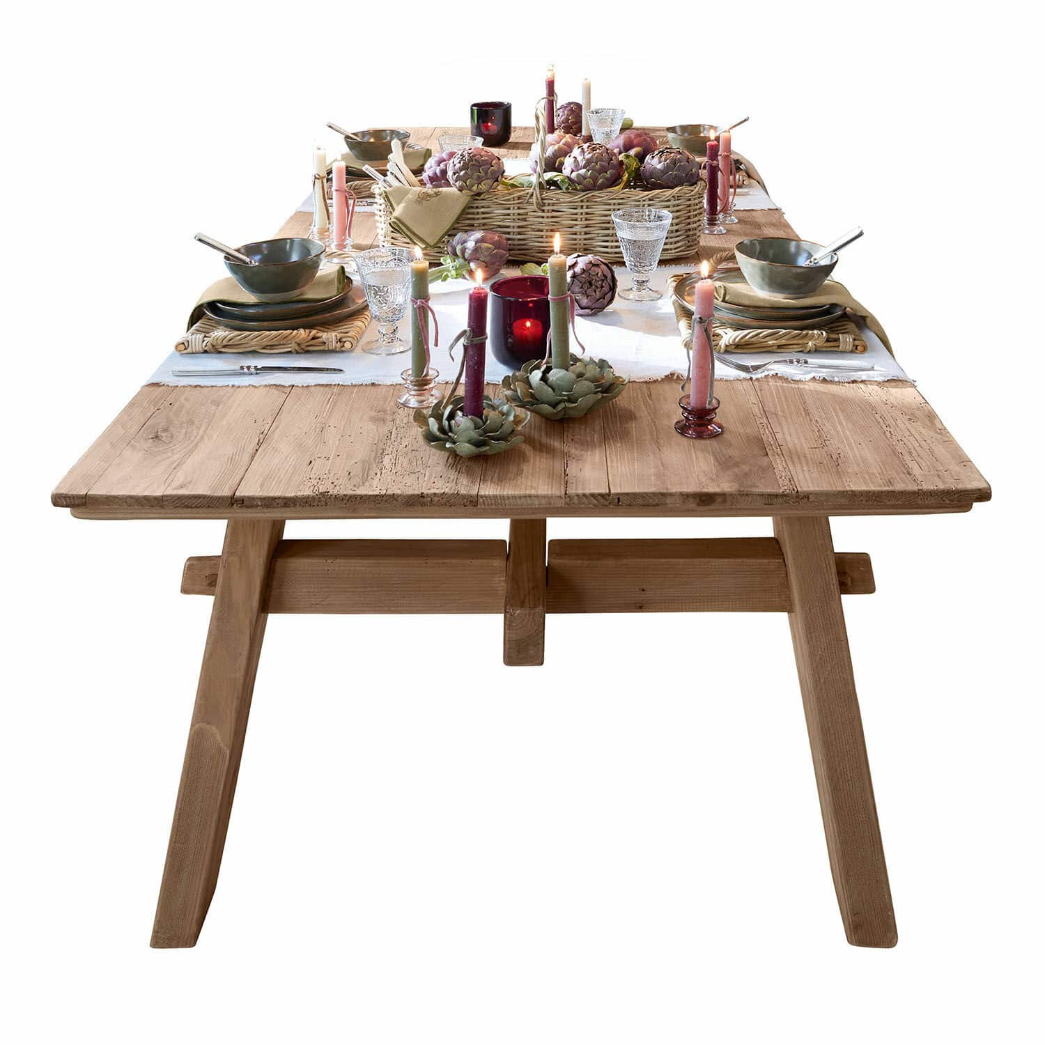 Eettafel Wilevor Eettafel van natuurlijk hout met rustieke afwerking, versierd met kaarsen en servies