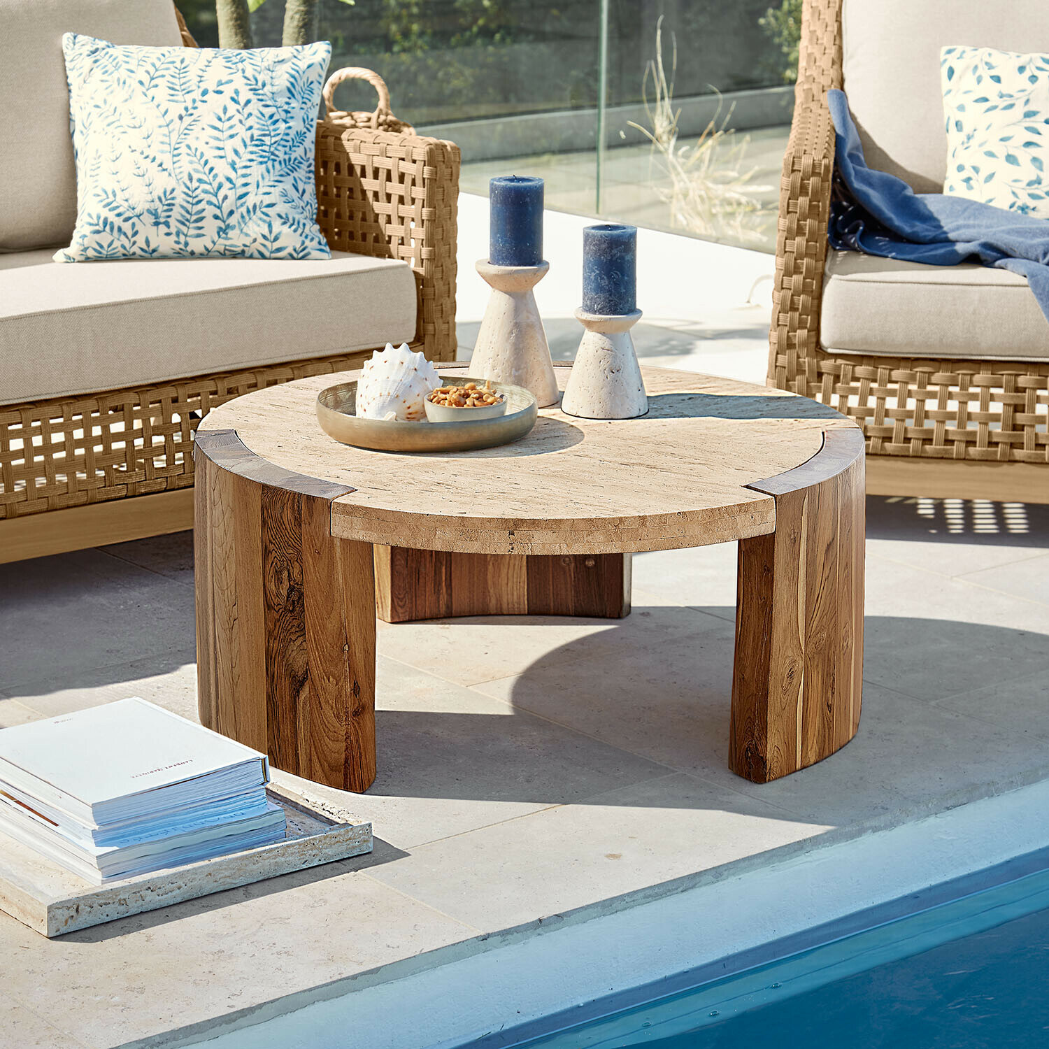 Salontafel Selvano Ronde salontafel van hout en natuursteen op terras bij zwembad met decoratie