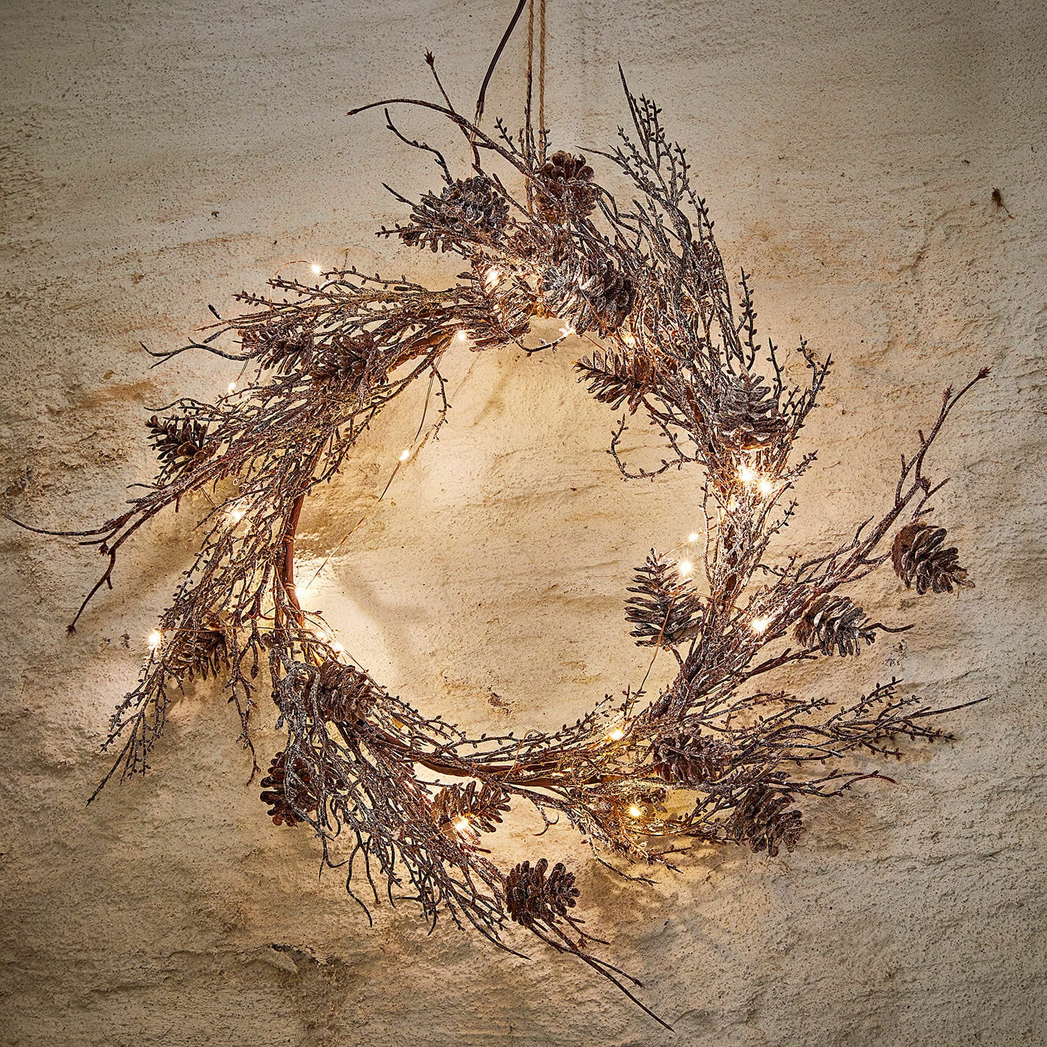 Couronne LED Lorvaya Couronne naturelle avec pommes de pin et branches, éclairage LED doux pour décoration festive