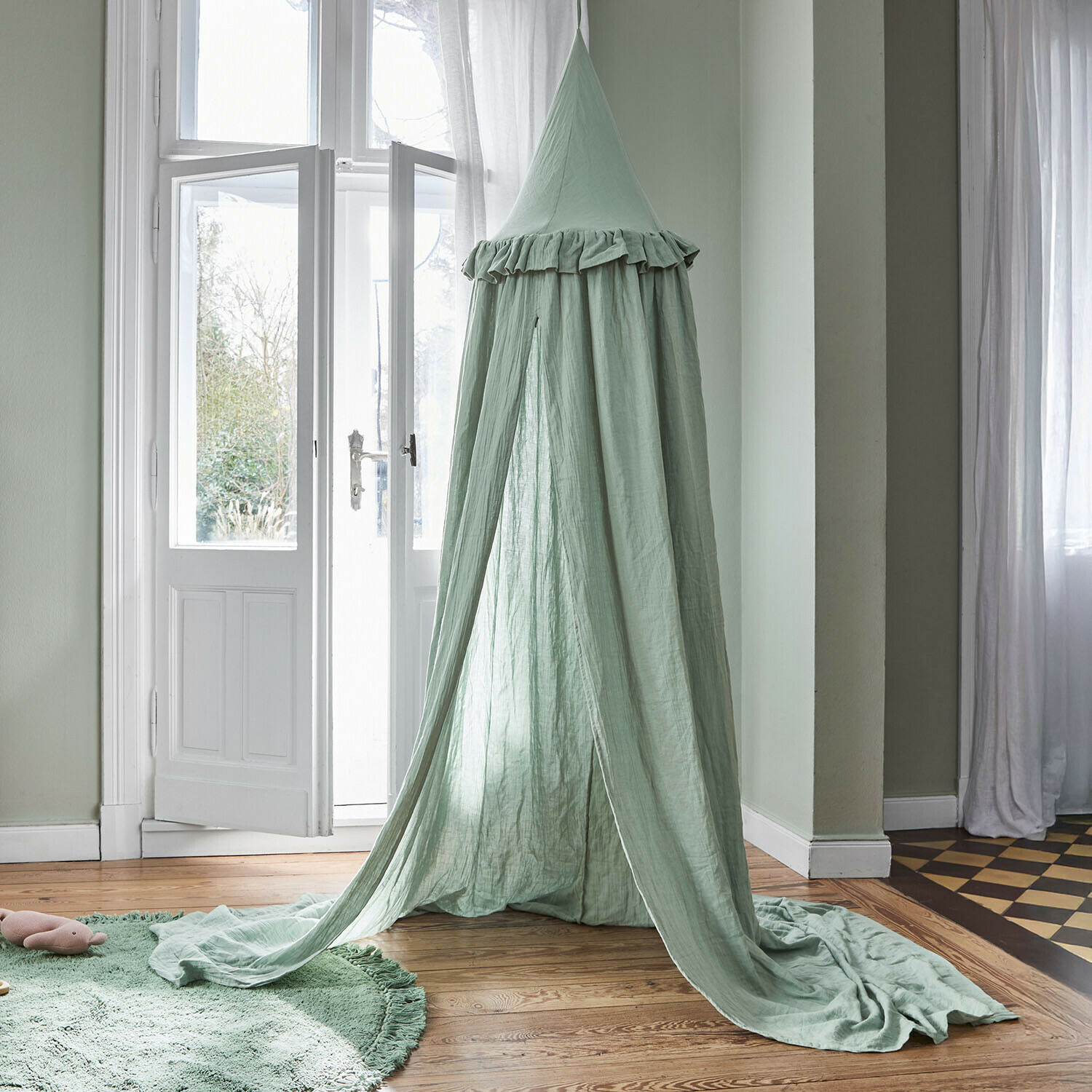 Muntgroene linnen hemelbed voor kinderkamer, decoratieve lichte stof, gezellige inrichting