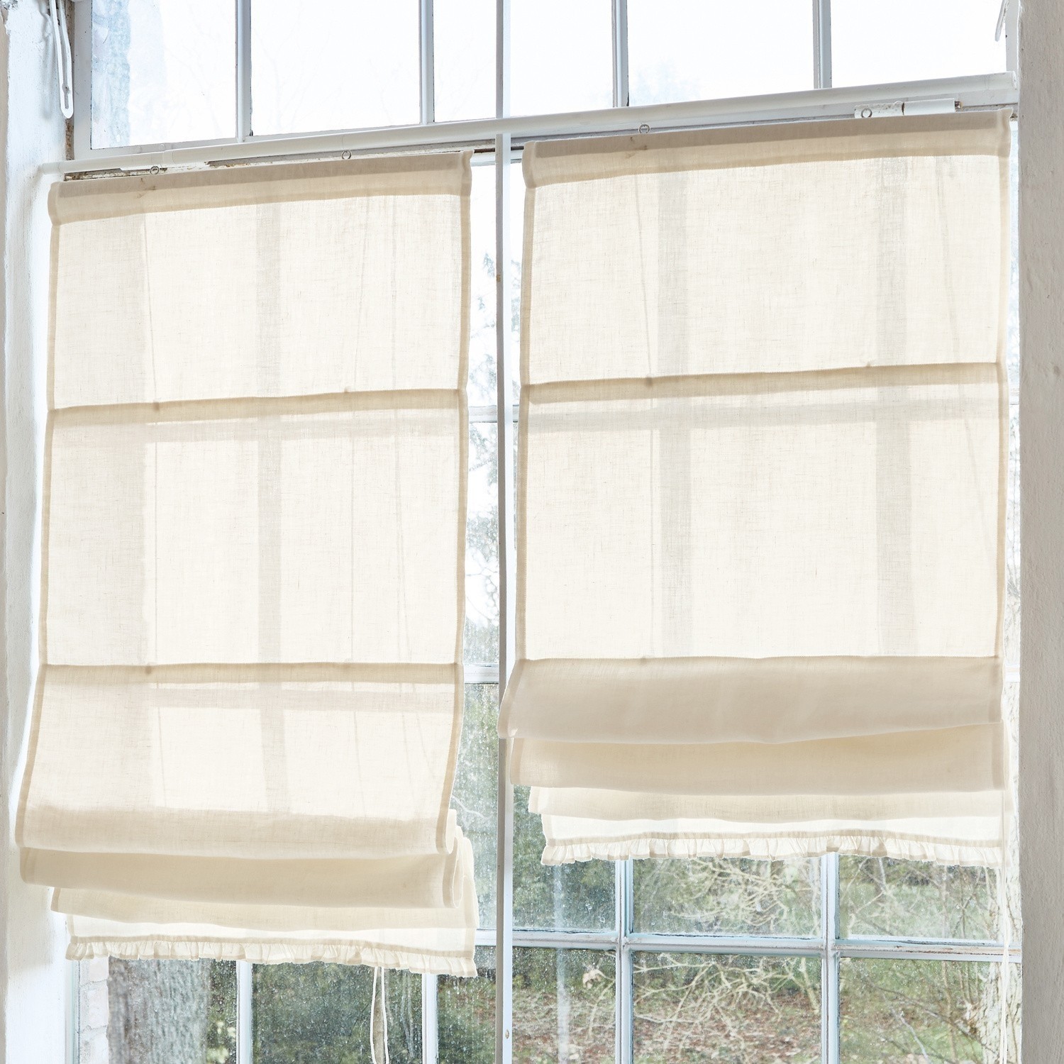 Store bateau Dercy Stores romains en lin beige léger sur fenêtre, décoration intérieure et protection solaire