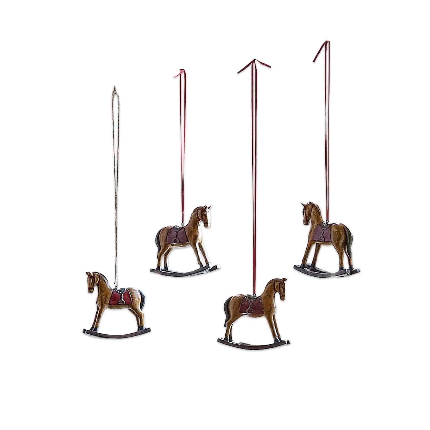 Lot de 4 chevaux décoratifs Cory Ensemble de quatre chevaux à bascule en bois marron avec selles rouges suspendus comme décoration