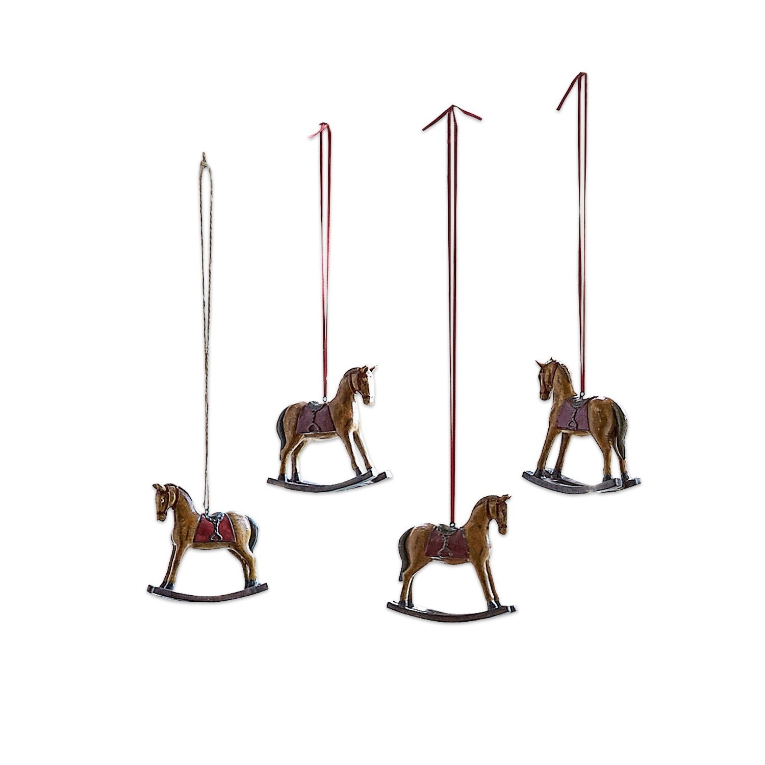 Lot de 4 chevaux décoratifs Cory Ensemble de quatre chevaux à bascule en bois marron avec selles rouges suspendus comme décoration