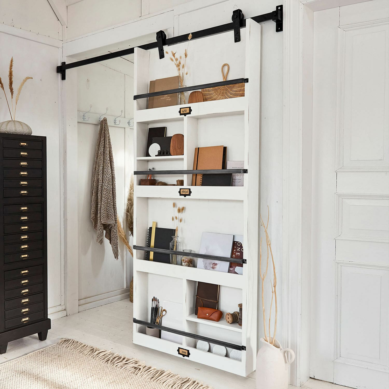 Porte coulissante Besançon Étagère murale blanche en bois avec barres métalliques noires et décorations dans un style scandinave