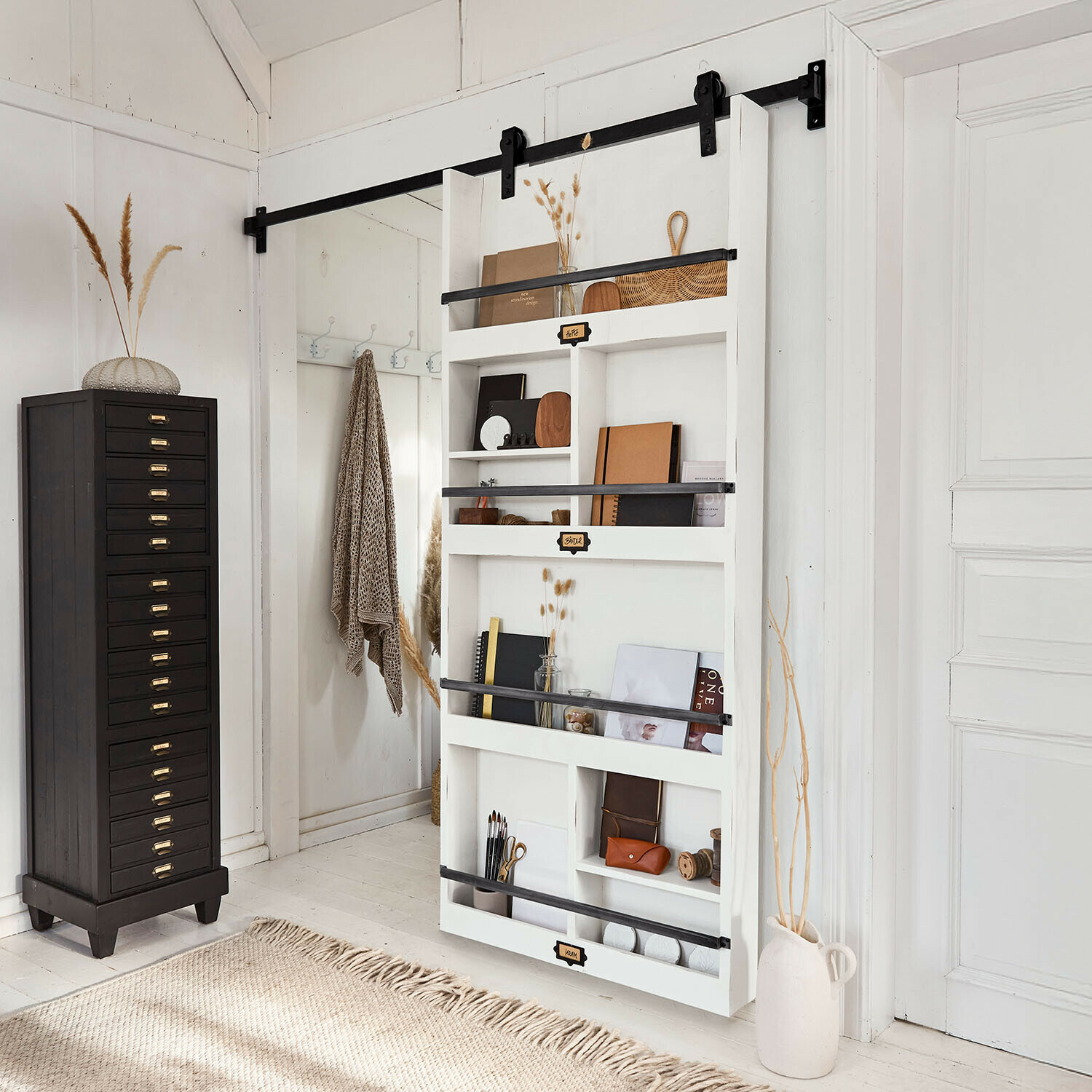 Étagère murale blanche en bois avec barres métalliques noires et décorations dans un style scandinave